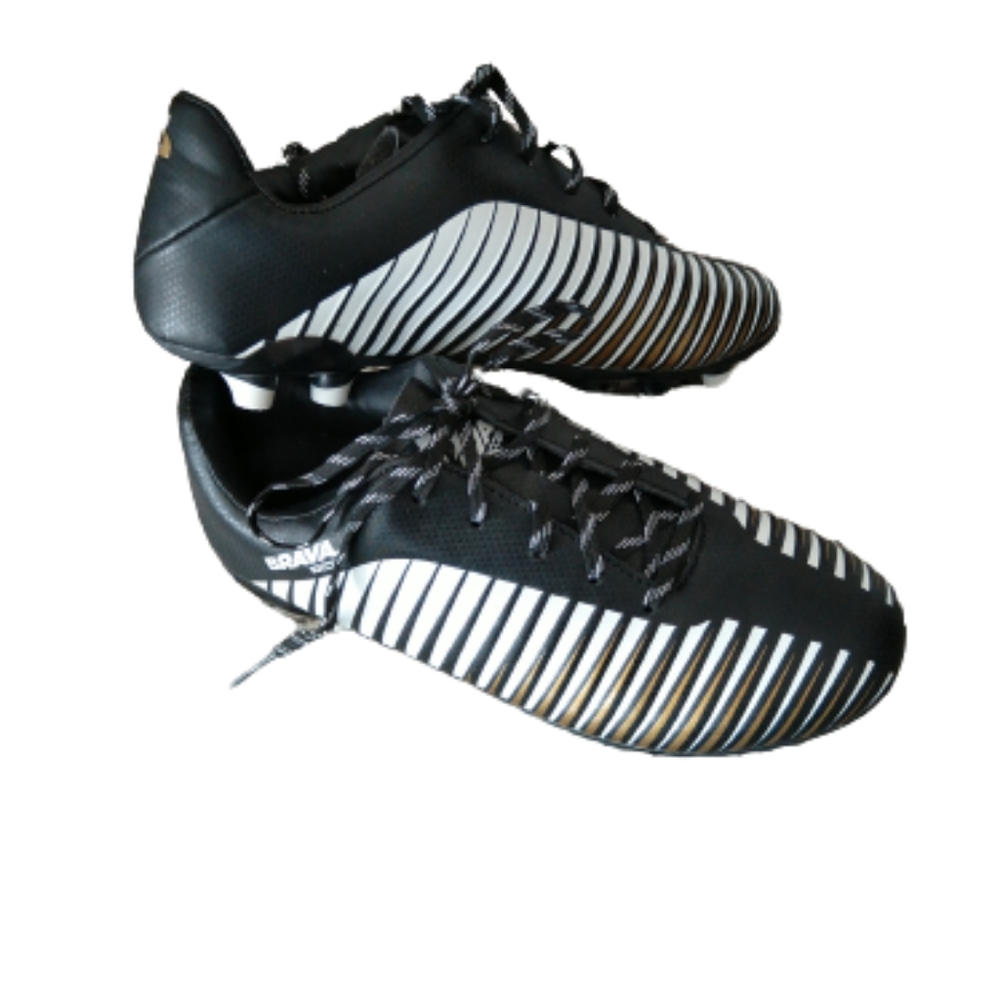 BRAVA  youth defense black and white lace up soccer cleat size 4 ( 22.4 cm )